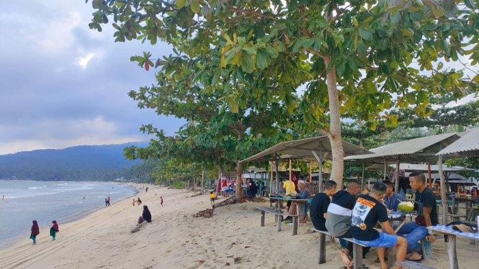 Suasana di Pantai Tanjung di Kecamatan Bunguran Timur, Kabupaten Natuna.