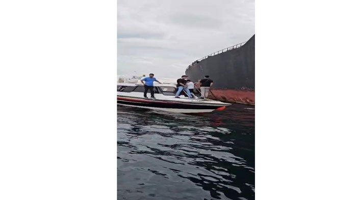 Situasi saat 21 ABK hendak naik ke kapal tanker MT Arman 114 di Pelabuhan Bintang 99 Batu Ampar, Batam, Rabu (22/5/2024)