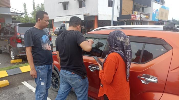 Polisi ketika olah TKP laporan kasus pencurian uang Rp210 juta yang dilaporkan Rosma Yulita, guru PNS di Batam. Wanita itu membuat laporan palsu kehilangan uang Rp 210 juta di KFC Tiban III pada 14 Juli 2025. Ternyata Ita hanya mengarang cerita kehilangan uang untuk menghindari penagih utang.