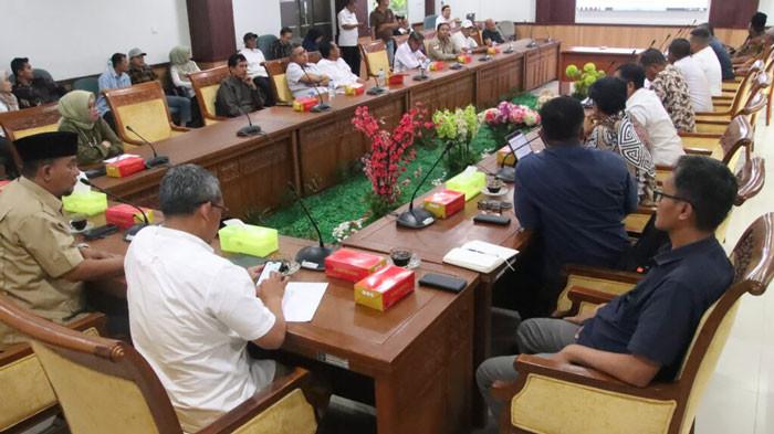 RDPU - Komisi III DPRD Batam gelar Rapat Dengar Pendapat Umum (RDPU) terkait krisis air bersih yang dialami warga Tanjung Sengkuang dan Batu Merah, Kecamatan Batu Ampar, Batam, baru-baru ini