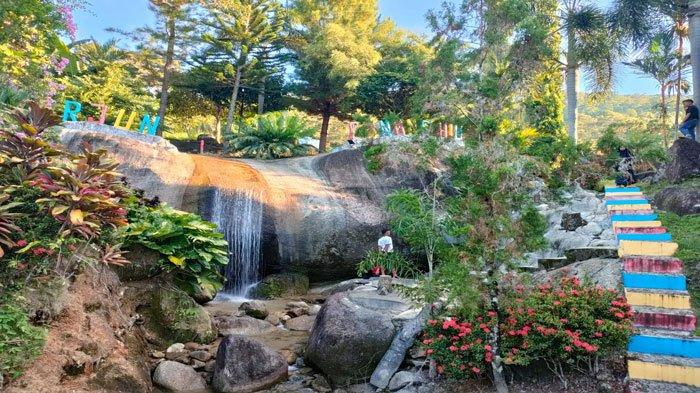 Pengunjung sedang menikmati destinasi wisata di Air Terjun Gunung Hiu Natuna.