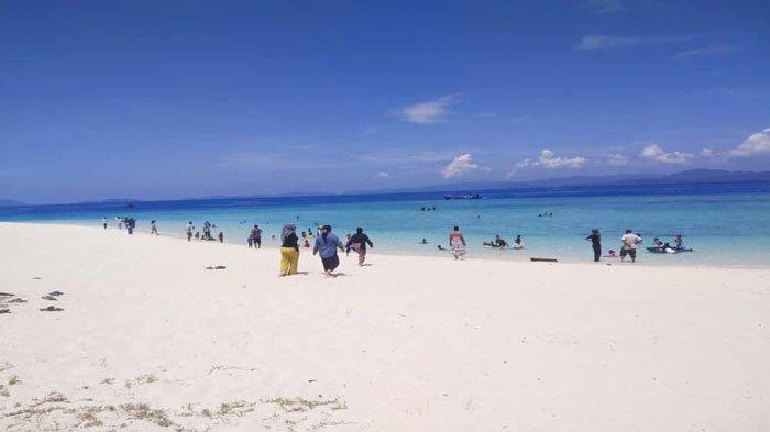 Pengunjung tengah menikmati liburan di Pulau Penyali, Kepulauan Anambas, Kepulauan Riau.
