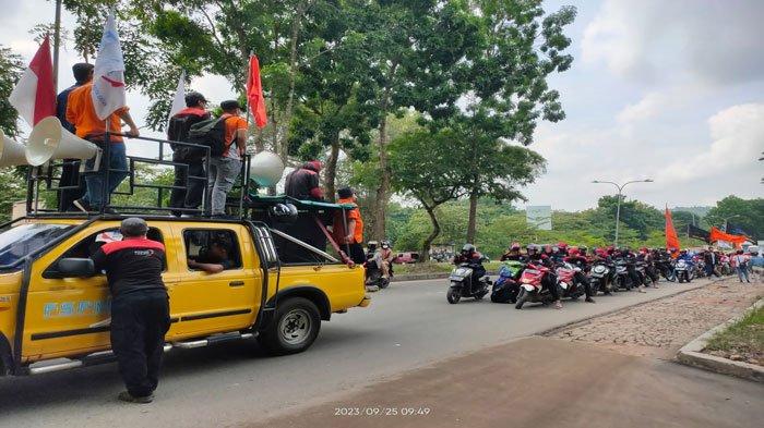 Massa aksi unjuk rasa buruh berkumpul di depan kawasan Panbil, Senin (25/9/2023). Mereka akan melakukan aksi unjuk rasa di depan Kantor Wali Kota Batam