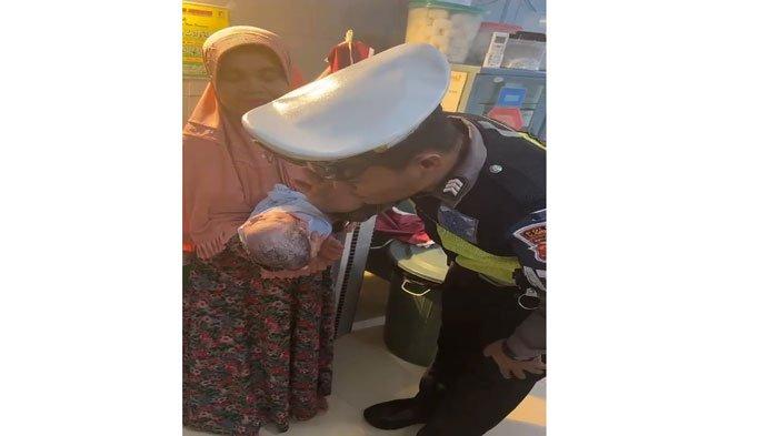 WANITA ODGJ - Anggota polisi di lingkungan Polres Karimun Brigadir Risky Lubis saat mengazankan bayi laki-laki yang baru dilahirkan MS, wanita ODGJ di Kabupaten Karimun, Minggu (23/4/2023). 