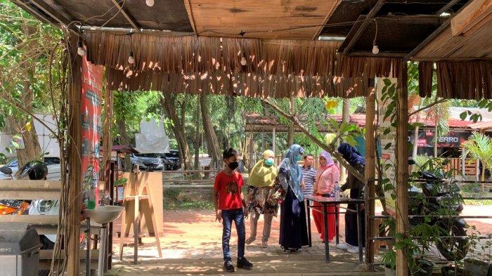 Pengunjung yang sedang membeli tiket untuk masuk ke dalam Argowisata Jambu Marina.