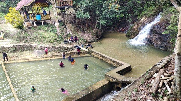 Wisata Air Terjun Batu Ampar di Desa Batu Kacang, Dabo Singkep sudah ramai dipenuhi pengunjung, Minggu (26/12/2021) sore.