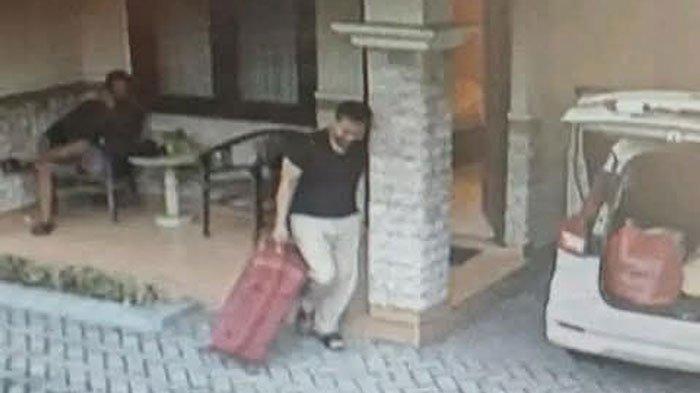 Rekaman CCTv menunjukkan aktivitas Rohmad Tri Hartanto dan MAM sebelum membuang mayat dalam koper dari sebuah hotel di Kediri, Jawa Timur, Senin (20/1/2025). Rohmad merupakan pelaku pembunuhan dan mutilasi Uswatun Khasanah, wanita yang potongan tubuhnya ditemukan dalam koper di Ngawi, Kamis (23/1/2025).