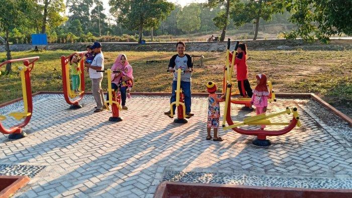 Pengunjung sedang menikmati fasilitas olahraga di Kundur Park Karimun belum lama ini.