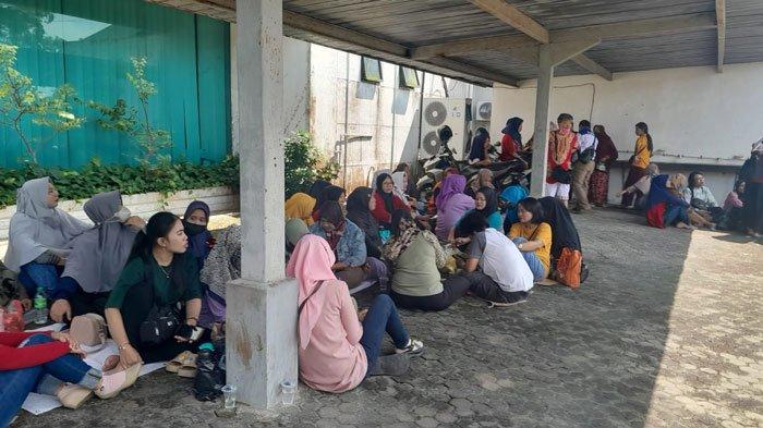 Ratusan pekerja PT Swakarya Indah Busana gelar aksi mogok kerja di halaman perusahaan yang berada di Jalan DI Panjaitan Km 7 Kota Tanjungpinang, Rabu (27/9/2023).