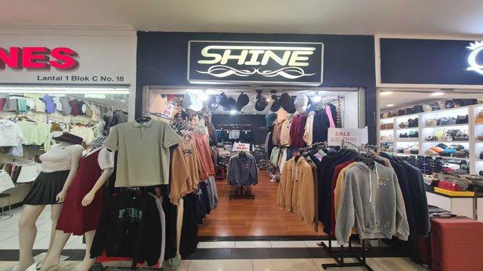 Tampak depan Toko Shine di BCS Mall Batam yang lagi memberikan potongan harga ke pelanggan