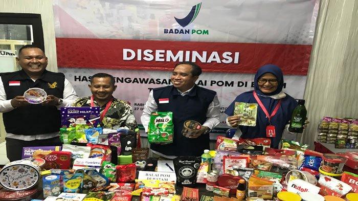 RILIS BPOM - Kepala BPOM Batam menunjukkan produk yang berhasil ditindak pihaknya dalam rilis, Rabu (27/12/2023).
