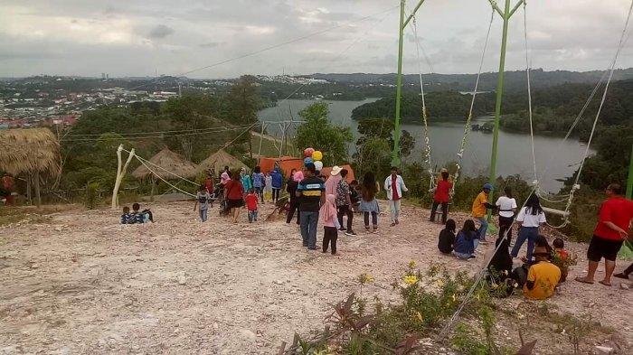 Suasana Puncak Beliung, terlihat beberapa warga sedang mengabadikan momentnya di Puncak Beliung, Tanjungriau, Kecamatan Sekupang, Batam, Minggu (27/12/2020).