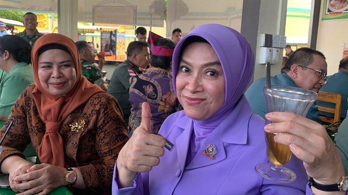 CICIP KULINER - Istri Panglima TNI Evi Agus Subiyanto saat mencicipi kuliner di wisata Pulau Penyengat, Tanjungpinang, Kepri, Selasa (28/5/2024).