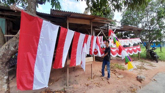 Pedagang bendera musiman sedang menjajakan dagangannya di pinggir Jalan Haji Adamalik, Kecamatan Bunguran Timur, Kabupaten Natuna, Minggu (28/7/2024)
