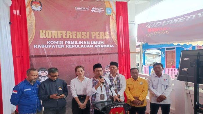 Pasangan calon Bupati dan Wakil Bupati Anambas, Aneng dan Raja Bayu Febri Gunadian saat konferensi pers di Kantor KPU Anambas, Kamis (29/8/2024).