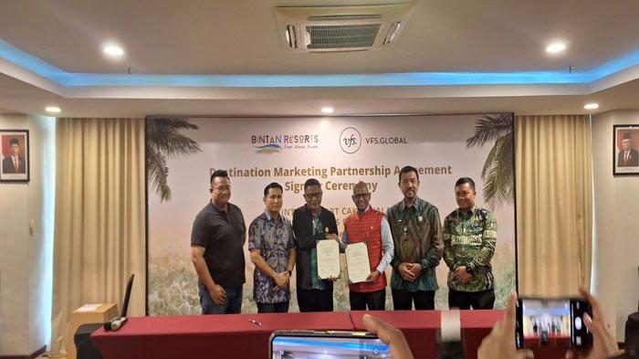 Chief Operating Officer Bintan Resorts, Abdul Wahab menunjukkan MoU pihaknya bersama Pimpinan Operasional Pariwisata di VFS Global, G B Srithar disaksikan Kepala Dinas Pariwisata Kepri Guntur Sakti, Wakil Bupati Bintan, Ahdi Muqsith, dan pihak terkait lainnya, Kamis (29/8/2024)
