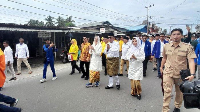 Pasangan calon Bupati dan Wakil Bupati Natuna, Cen Sui Lan dan Jarmin Sidik beserta rombongan jalan kaki menuju Kantor KPU Natuna untuk daftar Pilkada, Kamis (29/8/2024). Kedatangan paslon ini diarak pawai budaya dan disambut tari persembahan setibanya di Kantor KPU Natuna