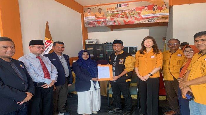 DAFTAR - Rahma beserta rombongan Partai Nasdem menyerahkan berkas pendaftaran bakal calon Wali Kota Tanjungpinang ke Sekretariat DPC Partai Hanura di Jalan Kijang Lama, Kelurahan Melayu Kota Piring, Senin (29/4/2024).