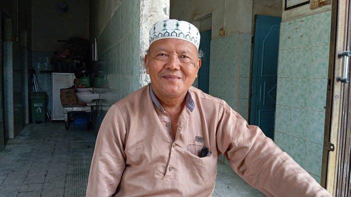 TRAFO PASAR BINCEN TERBAKAR - Haji Sutikno, penjaga kamar mandi Pasar Bincen Tanjungpinang jelaskan kronologi trafo Pasar Bincen terbakar, Rabu (30/4/2025). Insiden bermula dari suara ledakan keras yang disusul kobaran api. 