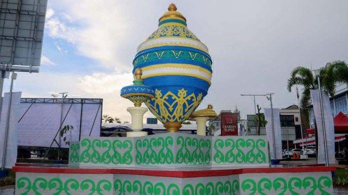 Taman Tugu Gasing di kawasan Batam Center yang dihiasi sebuah tugu berbentuk gasing lengkap dengan corak melayu telah diresmikan oleh Wali Kota Batam, Muhammad Rudi, Sabtu (29/8/2020).