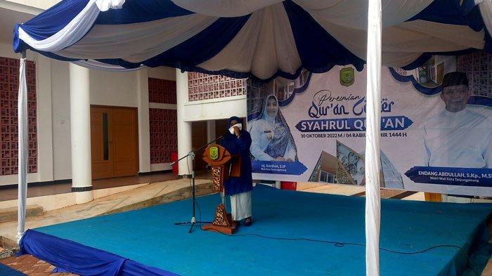 Wali Kota Tanjungpinang Rahma menangis saat menyampaikan sambutan dalam peresmian Quran Center dengan nama 'Syahrul Quran' di Jalan Sei Ladi, Kelurahan Senggarang, Kecamatan Tanjungpinang Kota, Tanjungpinang, Minggu (30/10/2022).