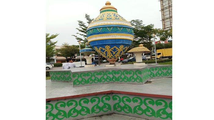 Potret warga bersantai di Tugu Gasing Batam, Jumat (29/11/2024).