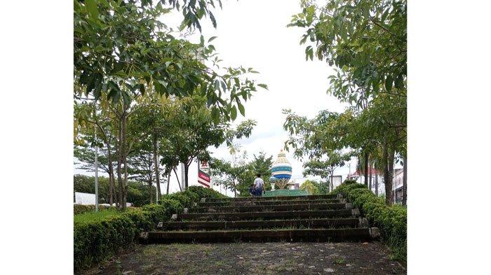 Warga saat melintas di Tugu Gasing Batam, Jumat (29/11/2024).