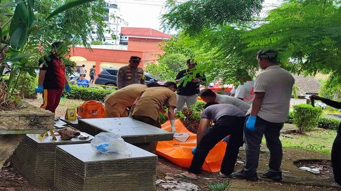 Tim Inafis Polresta Tanjungpinang setelah melakukan olah TKP terkait penemuan mayat pria tanpa busana di taman dekat KPP Pratama, Selasa (31/10/2023). Mayat pria itu selanjutnya dibawa ke RSUP Tanjungpinang menggunakan ambulans