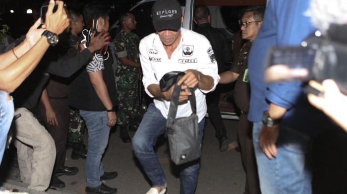 Puluhan Kades di Kabupaten Lahat tiba di gedung Kejaksaan Tinggi (Kejati) Sumatera Selatan setelah dikabarkan terkena Operasi Tangkap Tangan (OTT), Kamis (24/7/2025) malam.