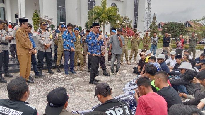 JKN - Bupati Natuna Jarmin Sidik saat menjumpai para peserta Aksi dari Aliansi Penyedia Jasa Konsultasi Natuna (APJKN) di Halaman Kantor Bupati Natuna. Senin (17/3/2025).