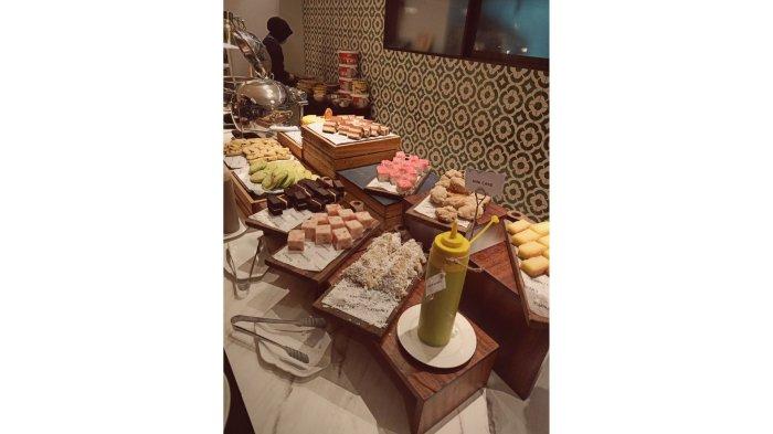 Aneka Takjil seperti Kurma, kolak campur, bubur, aneka gorengan, buah-buahan, martabak croissant, mini cake, milk pudding, dan soft serve ice cream/frozen yogurt.