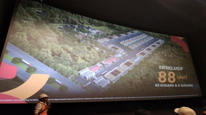 TUNJUK GAMBAR - Perwakilan PT Aura Mitra Properti menunjukkan gambar AURA Modern Warehouse saat pre sales di CGV Park Avenue, Batam Center pada Jumat (11/10/2024) lalu.