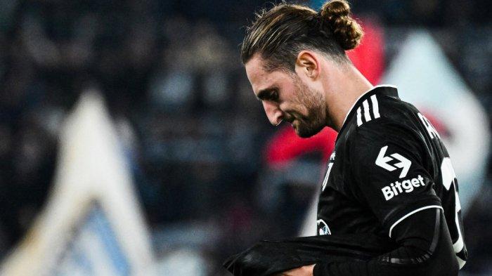 Juventus Kalah - Gelandang Juventus asal Prancis Adrien Rabiot tampak kecewa setelah pertandingan berakhir dengan kekalahan Juventus, Sabtu (8/4/2023). Lazio mengalahkan Juventus dengan skor 2-1 di Stadion Olimpico Roma.