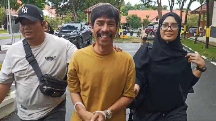 Buronan Kasus Pencurian di Batam Total Rp 8,9 Miliar Tersenyum Dibawa ...