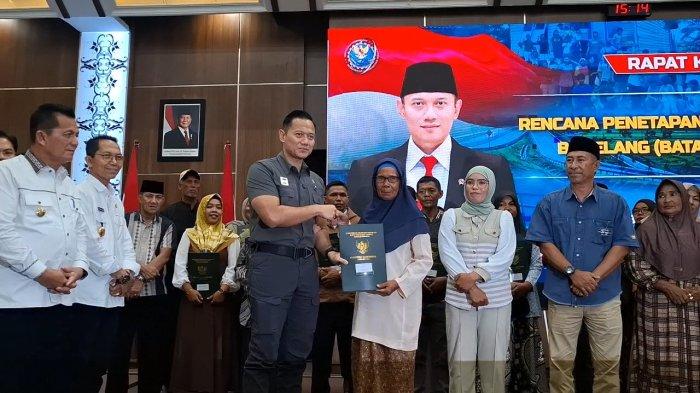 SERAHKAN SERTIFIKAT LAHAN - Agus Harimurti Yudhoyono Menko Infrastruktur & Pembangunan Kewilayahan menyerahkan Sertifikat hak milik kepada salah seorang warga Rempang, Selasa (18/3/2025)