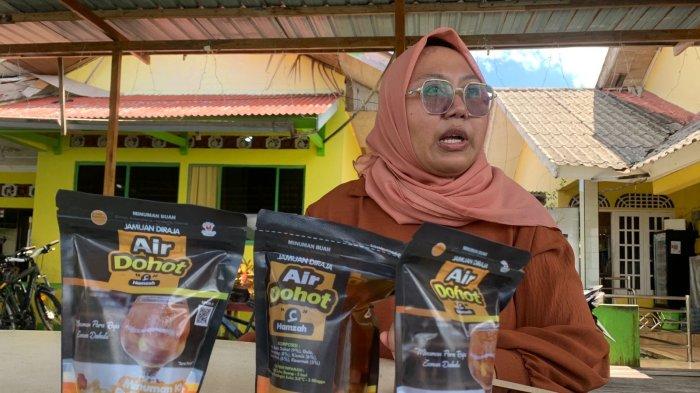 OLEH-OLEH KHAS KEPRI - Raja Aisha Mutia Zafira, pemilik Air Dohot Pulau Penyengat. Minuman Raja Melayu ini memiliki khasiat sebagai obat awet muda serta menjadi oleh-oleh khas Kepri.
