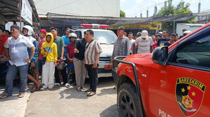 EVAKUASI JENAZAH - Anggota Polsek Bengkong bersama Tim Inafis saat melakukan evakuasi jenazah warga Kampung Durian, RT 06/RW 01, Kecamatan Bengkong yang ditemukan tewas tak wajar, Minggu (20/7/2025) di dalam konter ponselnya.