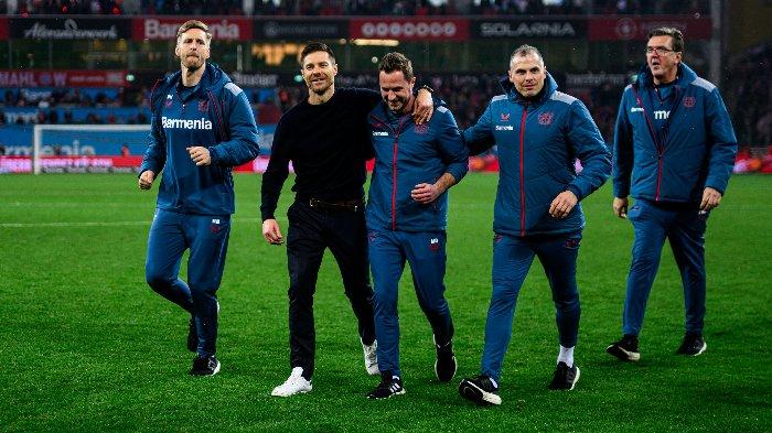 Pelatih Bayer Leverkusen, Xabi Alonso (Kedua dari kiri), mengajak semua staffnya untuk mendapatkan pujian dari semua pendukung usai mereka mengalahkan Bayern Munchen dengan skor 3-0 pada pekan 21 Bundesliga 2023-2024.
