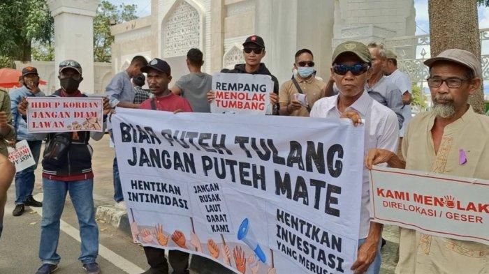 SAMPAIKAN ASPIRASI - Warga Rempang saat menyampaikan aspirasinya di kantor Pemerintah Kota Batam beberapa waktu lalu.