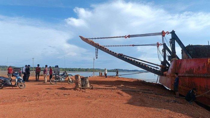 AKTIVITAS TAMBANG BAUKSIT DI LINGGA - Aktivitas tambang bauksit milik PT Hermina Jaya resahkan warga Tanjung Irat, Kecamatan Singkep Barat, Kabupaten Lingga, Provinsi Kepulauan Riau, Senin (14/4/2025).