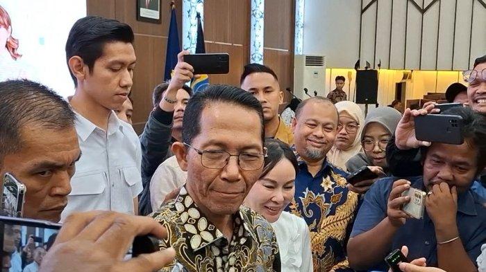 AMSAKAR - LI CLAUDIA - Kepala BP Batam, Amsakar Achmad dan Wakil Kepala BP Batam, Li Claudia Chandra usai acara silaturahmi dengan para pengusaha dan asosiasi di Kota Batam, Rabu (16/4/2025).