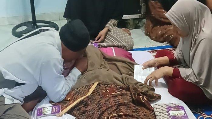DITOLAK KARENA BPJS - Jenazah Muhammad Alif Okta (12) yang meninggal dunia dua jam usai ditolak rumah sakit karena memakai kartu BPJS Kesehatan, Sabtu (14/6/2025). Dia sempat mengalami sesak napas, berangsur tenang setelah diberikan obat hingga perlahan menghembuskan napas terakhirnya.