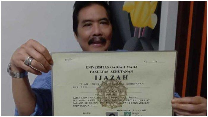 TUDINGAN IJAZAH PALSU JOKOWI - Andi Pramaria, mantan Kadis Kehutanan Provinsi NTB, memunjukkan ijazah miliknya. Andi mengatakan sebagai rekan satu angkatan, satu fakultas dan wisuda bersama dengan Jokowi.