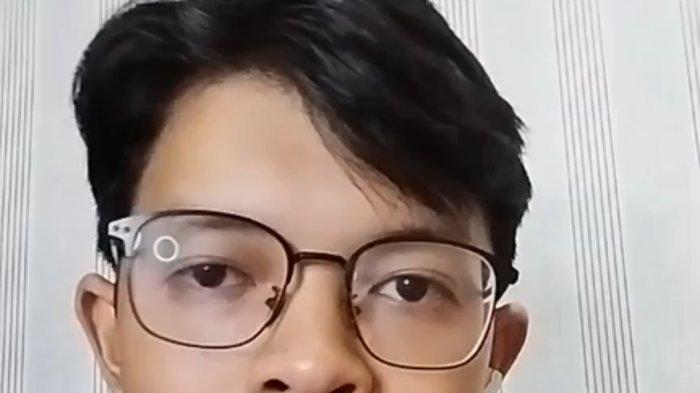 Anggota Kelompok Studi Pasar Modal (KSPM) Galeri Bursa Efek Indonesia Politeknik Negeri Batam, Andy Nugraha.