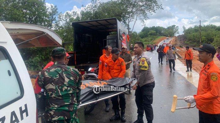 PENEMUAN MAYAT DI BINTAN - Anggota Reskrim Polsek Gunung Kijang sedang mengevakuasi mayat yang ditemukan di semak-semak Kampung Sinjang, RT 004, RW 002, Desa Toapaya, Kecamatan Toapaya, Bintan, Jumat (11/10/2024).