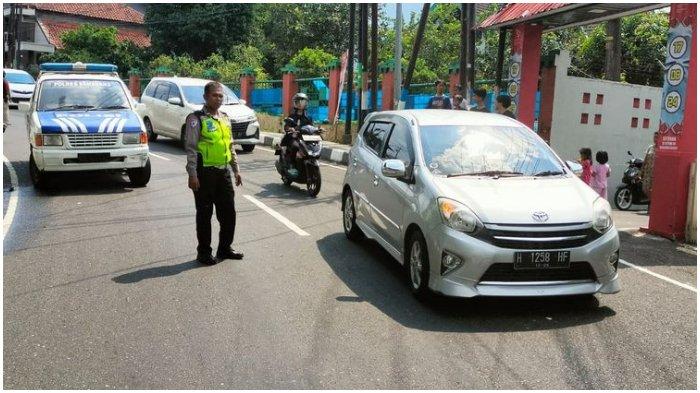 Anggota Satlantas Polres Semarang melakukan olah TKP kecelakaan yang melibatkan truk tangki dan sepeda motor.
