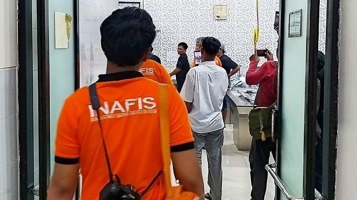 PERAMPOK DITEMBAK MATI - Anggota Tim Inafis Polda Jatim memasuki kamar jenazah RS Bhayangkara Surabaya untuk mulai melakukan identifikasi dan visum terhadap dua jenazah perampok pada Selasa (3/6/2025) dini hari. Penangkapan komplotan perampok spesialis minimarket dan gudang distributor rokok antar kota dan provinsi, berujung menembak mati 2 orang pelaku pada Senin (2/6/2025) malam.