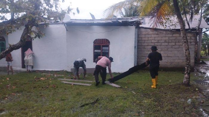 ANGIN PUTING BELIUNG - Kondisi rumah warga Kampung Sekatap, Jalan Sekatap Bay RT 03/ RW 01, Kelurahan Dompak, Kecamatan Bukit Bestari, Kota Tanjungpinang, Provinsi Kepri rusak akibat angin puting beliung, Sabtu (18/5) sore.