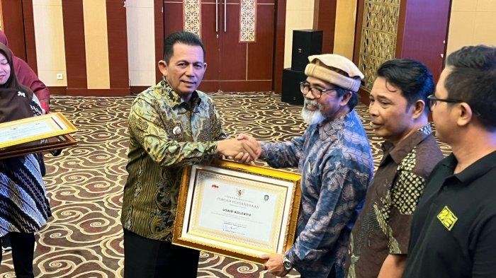 Penyerahan Piagam Penghargaan Gubernur Kepri kepada stakeholder peduli konservasi, UPI dan stakeholder Kelautan dan Perikanan Provinsi Kepri di Dompak, Kota Tanjungpinang, Kamis (22/8).