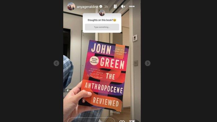Anya Geraldine beli buku baru saat liburan ke Prancis, Kamis (4/1/2024).